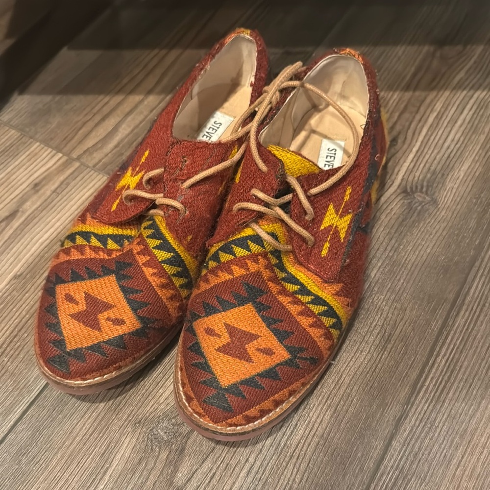 Steve Madden Aztec pattern lace up fabric upper Jazie loafer size 7